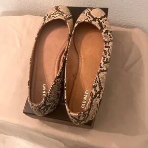 Old Navy Women's Snakeskin Flats - Tan Size 10
